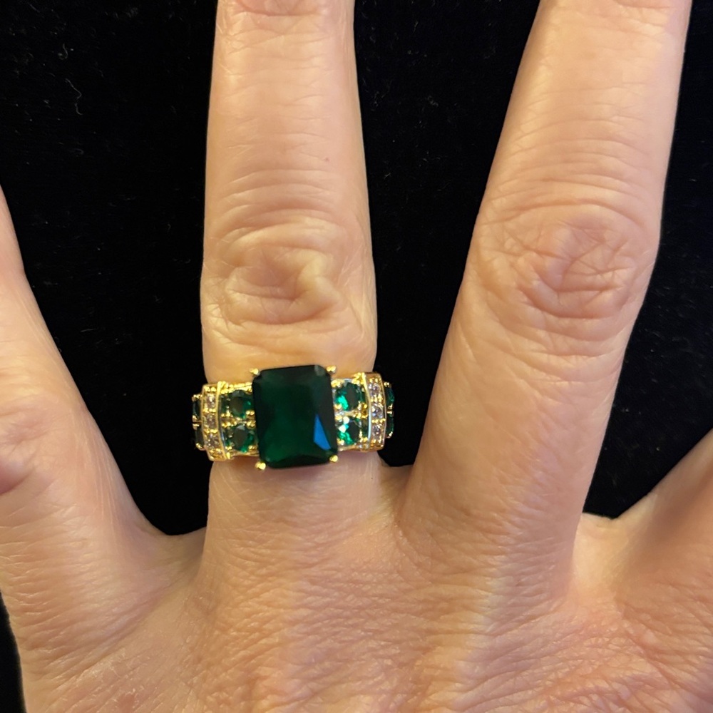 Elegant Green and Gold Women's Ring